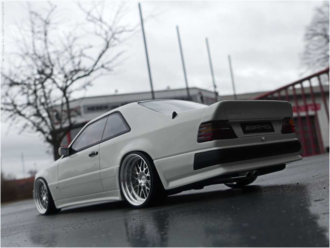 1:18 Mercedes Benz 300 CE 124 - AMG Dealer Arktisweiß Edition